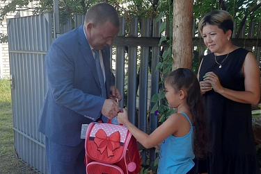 В школу – с «депутатским» портфелем